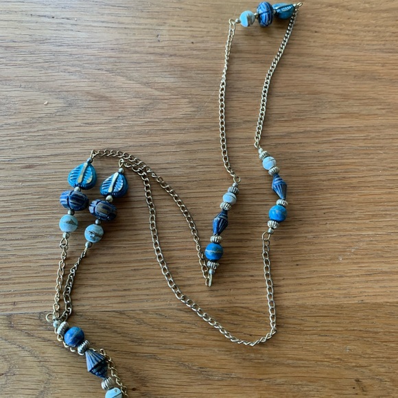 Vintage long gold tone chain with resin beads in various blue tones. - Picture 5 of 5